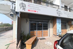 Vista frontal de la propiedad