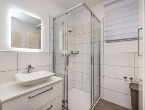 Bathroom, Plumbing Fixture, Interior Design, Bathroom Sink, Flooring, Floor, Sink, Tap, Plumbing, Mirror