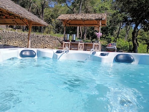 Outdoor spa tub