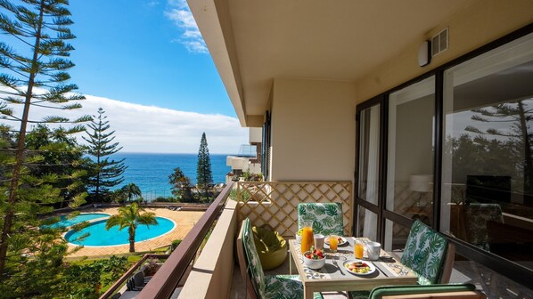 Ocean View Dining – Enjoy breakfast with a stunning view of the ocean and pool. #Relaxing #Madeira #Portugal #funchal #oceanview