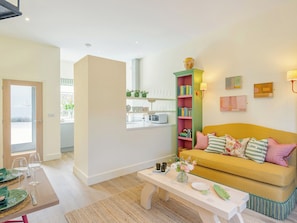 Open plan living space | Champagne Jennie, Docking
