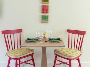 Dining Area | Champagne Jennie, Docking