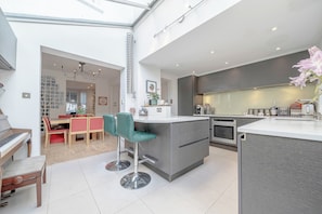Breakfast bar / kitchen