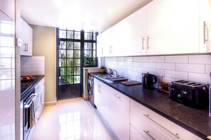 Fully equipped kitchen with washing machine, tumble dryer and dishwasher