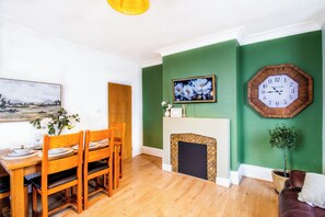 Livingroom with dining area and smart TV.
Dining set, wine glasses etc.