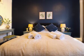 Double bedroom 1 with high ceilings.
Linen and towels provided.