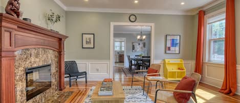 Sitting area. Welcome !
