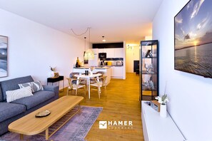 Wohnraum mit Küchenblock