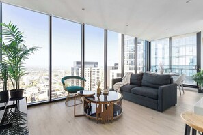 A living with panoramic views over Albert Park & Hobsons Bay!