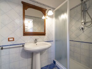 Armatur, Flooring, Badezimmer, Bad Sink, Interior Design, Sinken, Fussboden, Zapfhahn, Installation, Spiegel