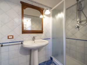 Armatur, Flooring, Badezimmer, Bad Sink, Interior Design, Sinken, Fussboden, Zapfhahn, Installation, Spiegel