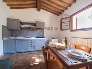 Möbel, Interior Design, Flooring, Küche, Cabinetry, Zuhause, Decke, Countertop, Zimmer, Küchengerät
