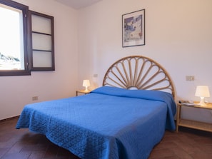 Schlafzimmer, Bett, Holz, Bettdecke, Fussboden, Bedding, Möbel, Interior Design, Flooring, Bettrahmen