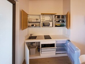 Küche, Küchengerät, Major Appliance, Holz, Cabinetry, Möbel, Interior Design, Countertop, Flooring, Haushaltsgerät