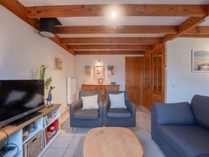 Möbel, Interior Design, Flooring, Fussboden, Holz, Decke, Zimmer, Couch, Tabelle, Wohnzimmer