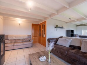 Möbel, Interior Design, Flooring, Fussboden, Couch, Holz, Decke, Zimmer, Wohnzimmer, Beleuchtung