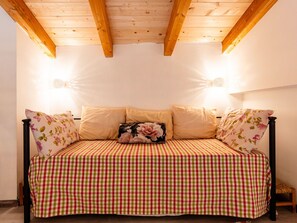 Möbel, Interior Design, Holz, Zimmer, Textil, Fussboden, Flooring, Beleuchtung, Kissen, Zuhause