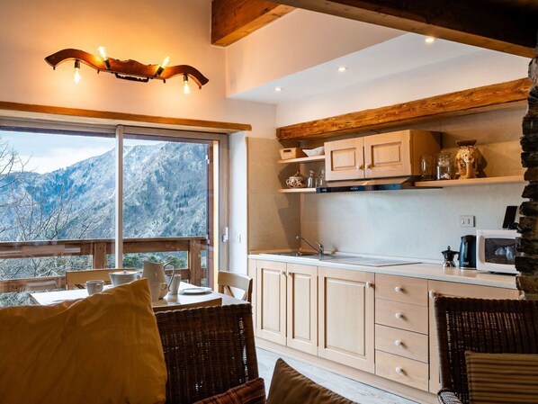 Möbel, Holz, Interior Design, Decke, Zimmer, Stuhl, Küche & Esszimmer Tisch, Light Fixture, Hartholz, Wohnzimmer