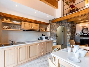 Interior Design, Flooring, Möbel, Küche, Countertop, Fussboden, Cabinetry, Decke, Zimmer, Armatur