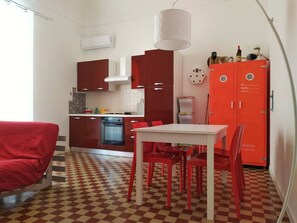 Soggiorno-cucina vista mare con divano letto e TV HD