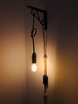 Special DIY bedside lamp created by reinterpreting tradition