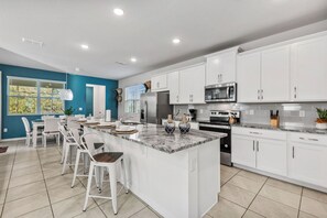 Delicious meals in this bright, fully equipped kitchen with a spacious island - Gather around the stylish breakfast bar for coffee, cocktails, or great conversations - Modern design meets comfort, making every meal feel like a special occasion