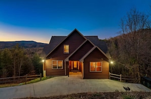 Your ideal Smoky Mountain vacation awaits!