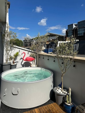 Outdoor spa tub