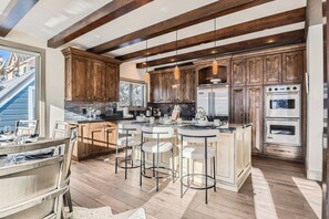 Gorgeous Fully Stocked Kitchen