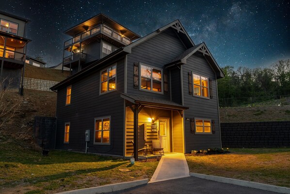 Beautiful, newly built cabin in the heart of Pigeon Forge.
