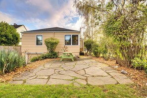 Private patio surrounded by shrubs and trees. Very quiet neighborhood. 