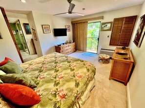 Bedroom- can see the sun rising over Haleakalā from the lanai!