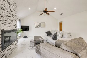 Living Room | Free WiFi | Central A/C & Heating