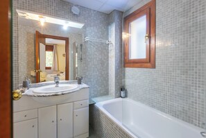 Salle de bain avec baignoire