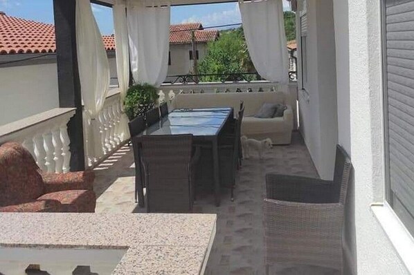 Outdoor dining