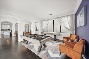 Open to the dining room, it offers perfect blend of entertainment & relaxation.