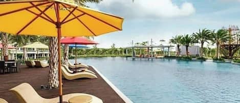 Indoor/outdoor pool