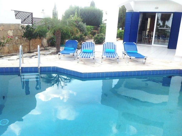 Spacious 5-bedroom Villa 15-30m Away From The Sea - Paphos