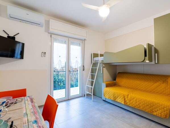 Apartment, Condominium, Residential Area, Hotel, Shade, Balcony, Swimming Pool, Resort Town