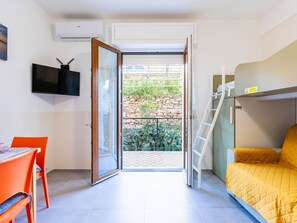 Apartment, Condominium, Residential Area, Hotel, Shade, Balcony, Swimming Pool, Resort Town