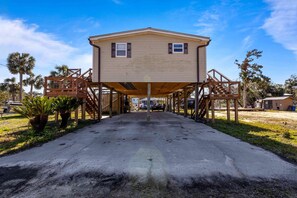 Exterior/Parking 