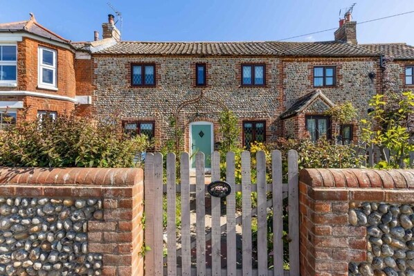 Honeysuckle Cottage, Bacton - Host & Stay