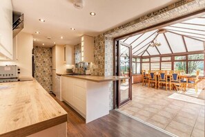 Honeysuckle Cottage, Bacton - Host & Stay