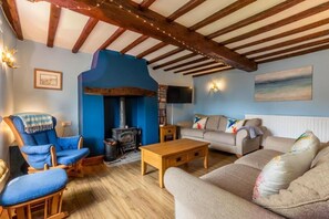 Honeysuckle Cottage, Bacton - Host & Stay