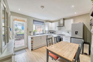 Loughborough Road House, Loughborough - Host & Stay