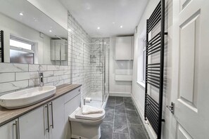 Droitwich Road Apartment, Worcester - Host & Stay