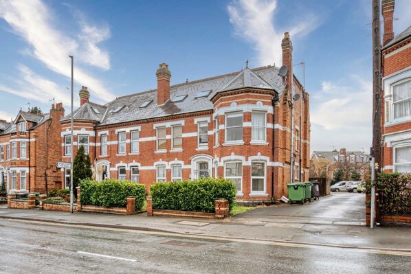 Droitwich Road Apartment, Worcester - Host & Stay