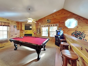 Game Room Loft - Pool Table, Arcade Game, Gas Fireplace & Pub Stools!