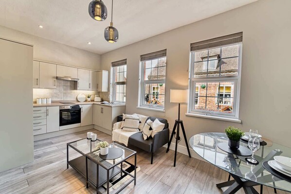 Taylor Apartment, Worcester - Host & Stay