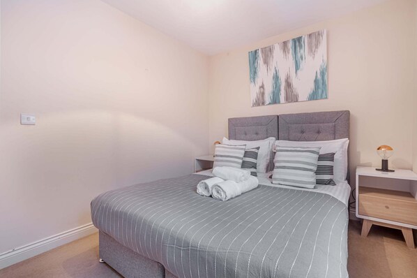 Westbrook Court Apartment, Worcester - Host & Stay
